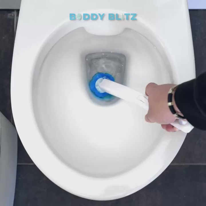 BuddyBlitz eldobható WC kefe használat közben, a cserélhető fej a WC-kefe tartóban